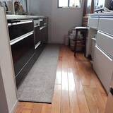 「手軽で楽に掃除ができる！キッチンの床をキレイに保つアイデア10選」の画像2