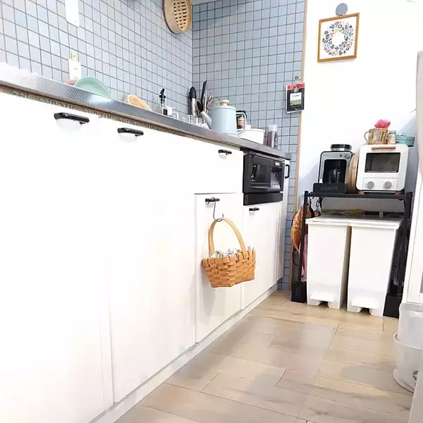 「手軽で楽に掃除ができる！キッチンの床をキレイに保つアイデア10選」の画像