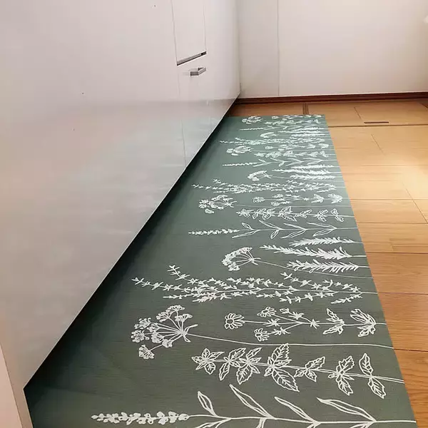 「手軽で楽に掃除ができる！キッチンの床をキレイに保つアイデア10選」の画像