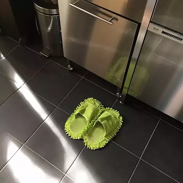 「手軽で楽に掃除ができる！キッチンの床をキレイに保つアイデア10選」の画像