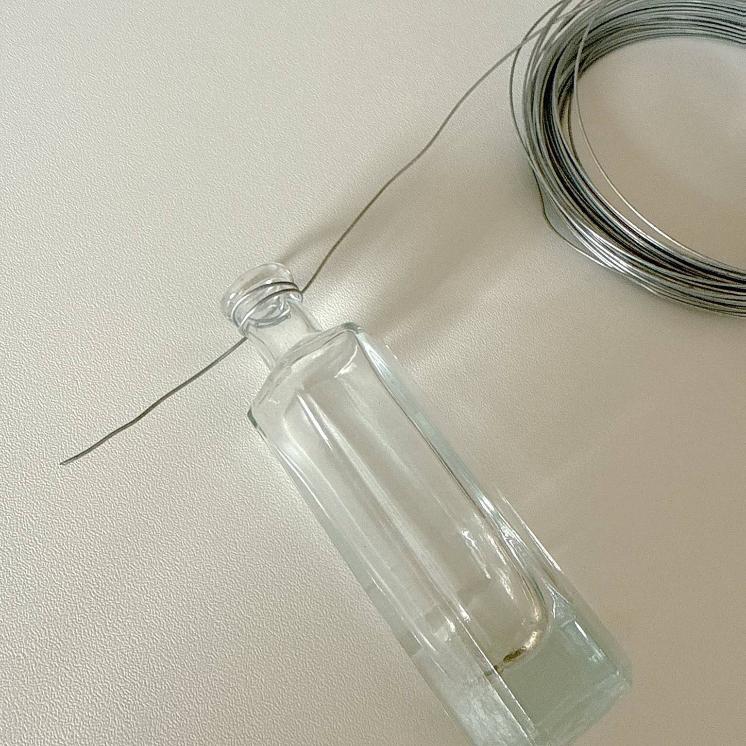 「ガラスの一輪挿しをアッという間に壁掛け仕様にする方法」 by biroballonneさん