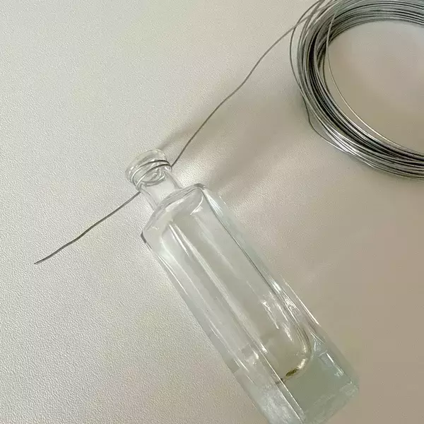 「「ガラスの一輪挿しをアッという間に壁掛け仕様にする方法」 by biroballonneさん」の画像