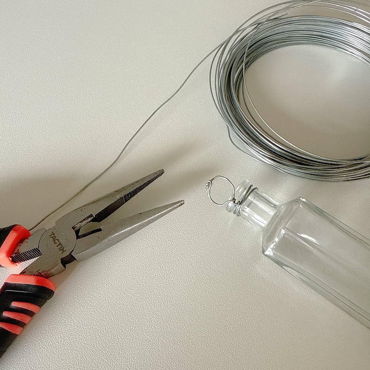 「ガラスの一輪挿しをアッという間に壁掛け仕様にする方法」 by biroballonneさん