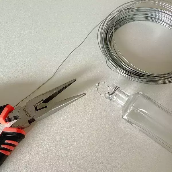 「「ガラスの一輪挿しをアッという間に壁掛け仕様にする方法」 by biroballonneさん」の画像