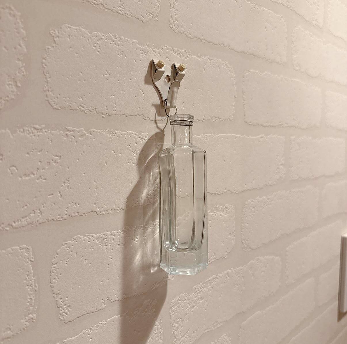 「ガラスの一輪挿しをアッという間に壁掛け仕様にする方法」 by biroballonneさん