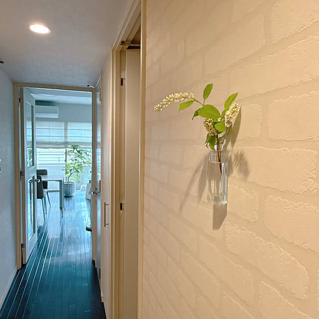 「ガラスの一輪挿しをアッという間に壁掛け仕様にする方法」 by biroballonneさん