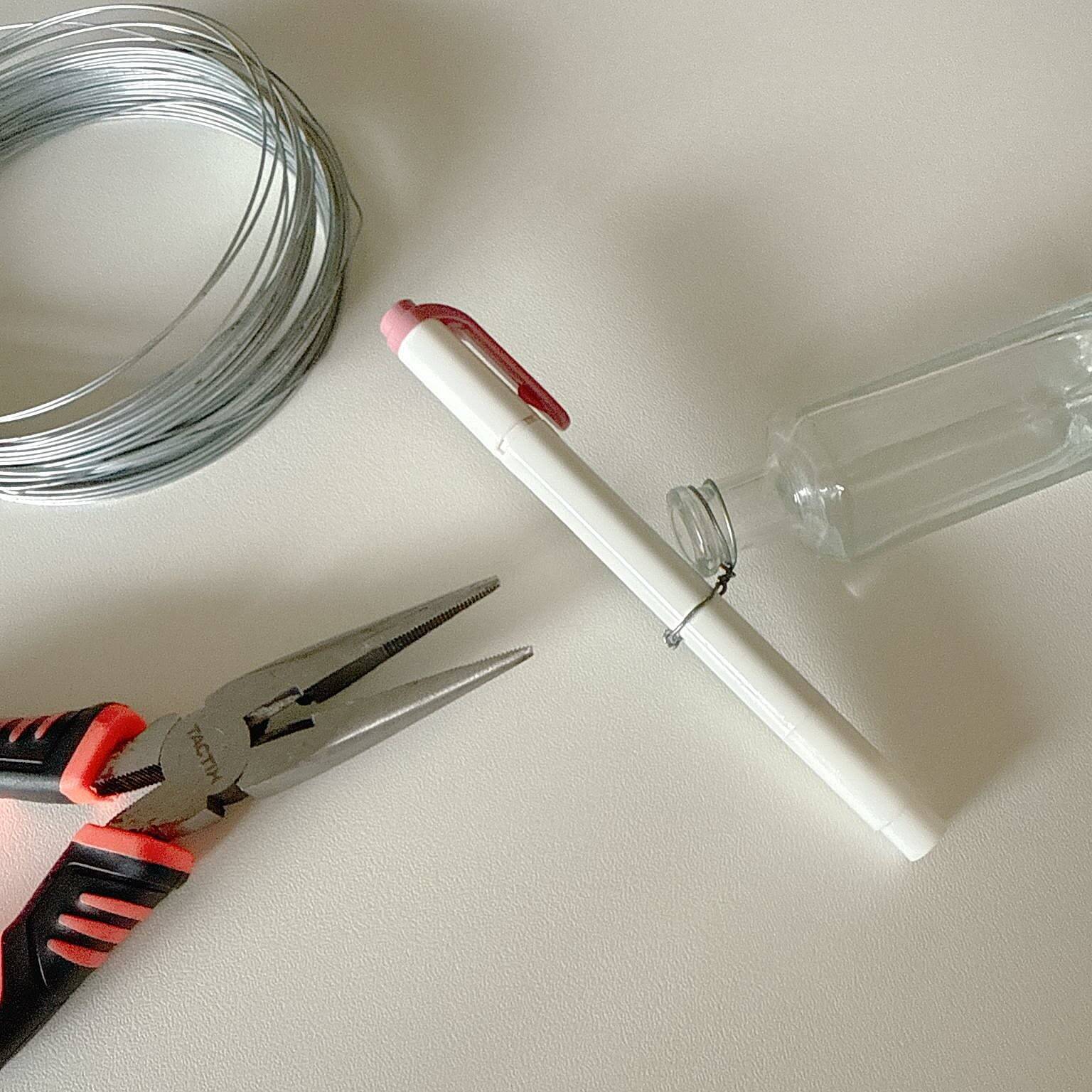 「ガラスの一輪挿しをアッという間に壁掛け仕様にする方法」 by biroballonneさん