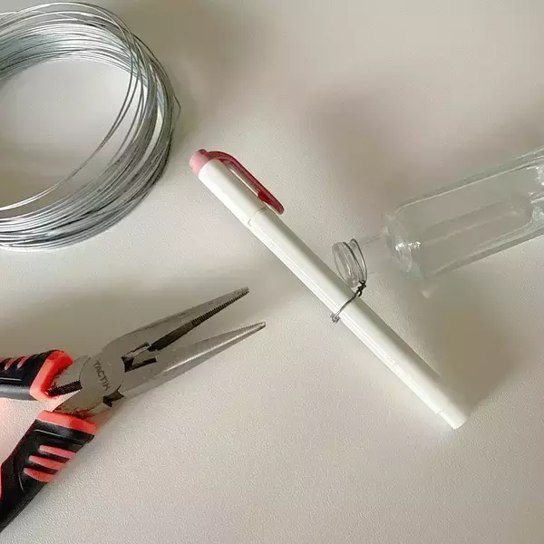 「「ガラスの一輪挿しをアッという間に壁掛け仕様にする方法」 by biroballonneさん」の画像