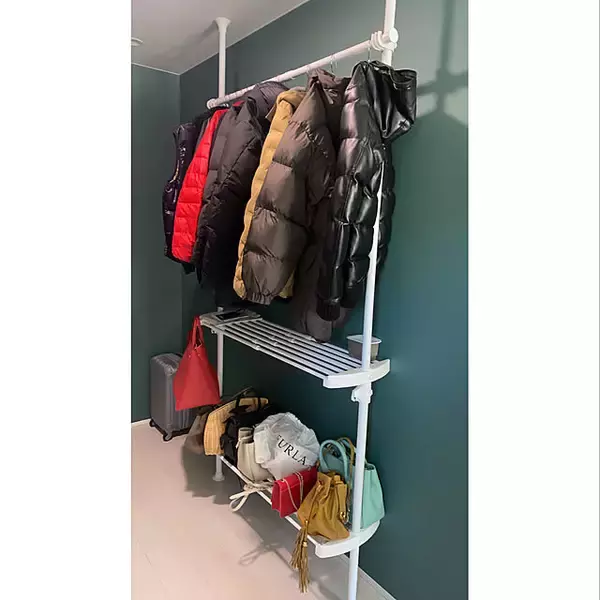 「型崩れやシワの悩みをまるっと解決！かさばる冬服の収納アイデア10選」の画像