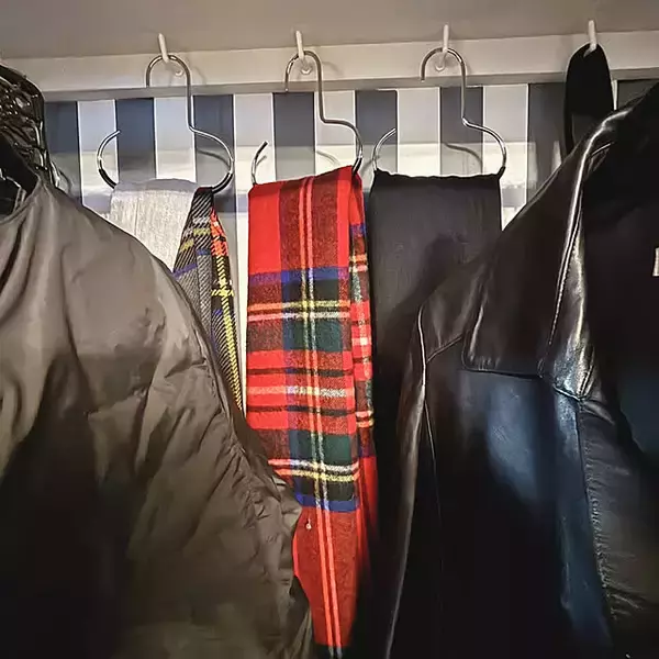 「型崩れやシワの悩みをまるっと解決！かさばる冬服の収納アイデア10選」の画像