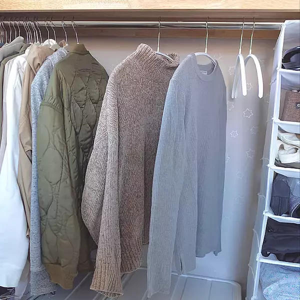「型崩れやシワの悩みをまるっと解決！かさばる冬服の収納アイデア10選」の画像