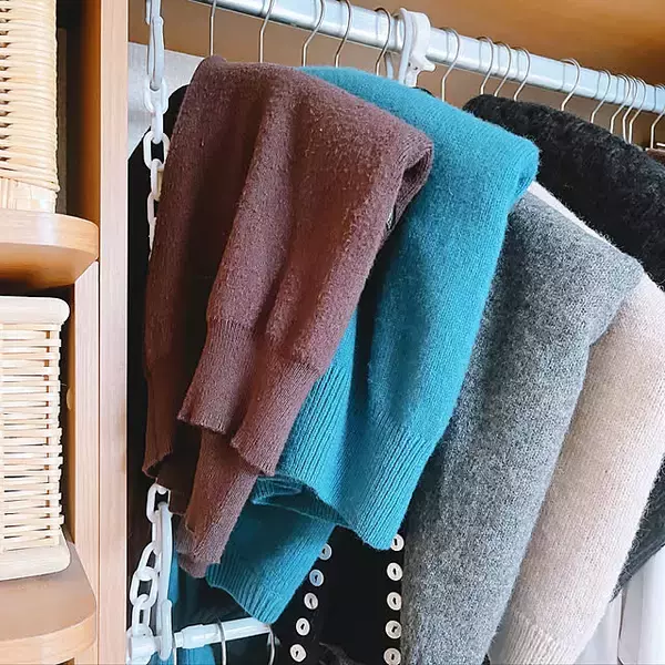 「型崩れやシワの悩みをまるっと解決！かさばる冬服の収納アイデア10選」の画像