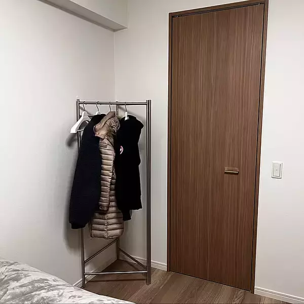 「型崩れやシワの悩みをまるっと解決！かさばる冬服の収納アイデア10選」の画像