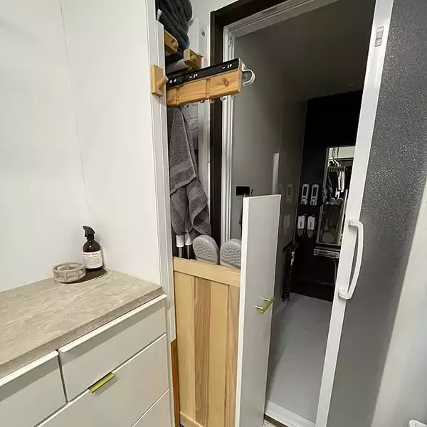 「限られた空間をかしこく便利に有効活用！使いやすくて掃除もしやすい洗面所・バスルームの収納アイデア6選」の画像