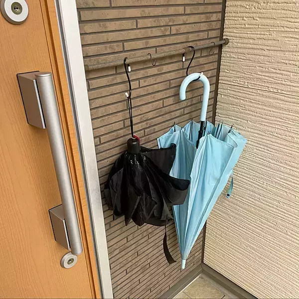 「こんなところも収納に！つっぱり棒で新たな収納スペースを」の画像