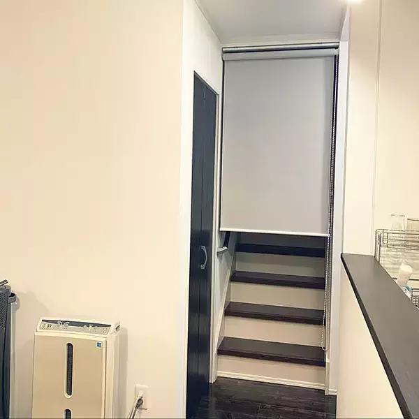 「隠したり仕切ったり♪窓だけじゃないロールカーテンの活用アイデア集」の画像
