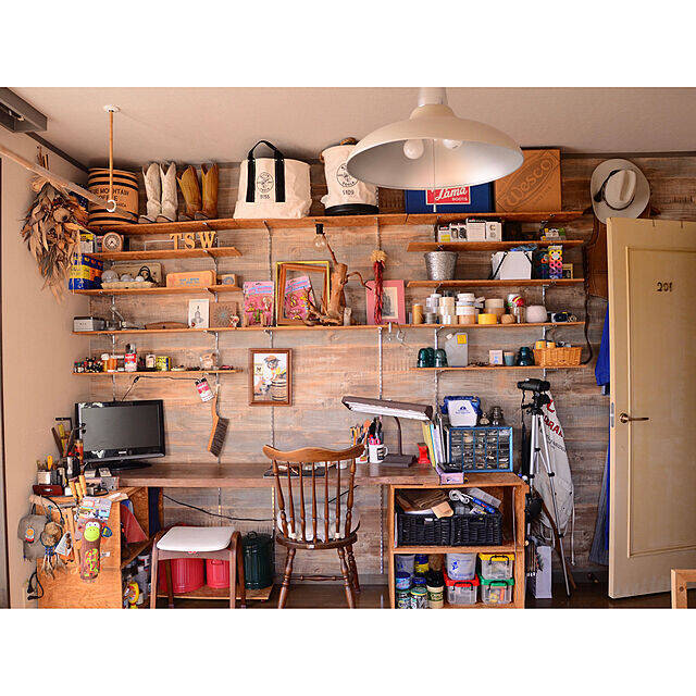 棚板の位置を自由に変えられるのも魅力！ガチャ柱を使ったDIYアイデア