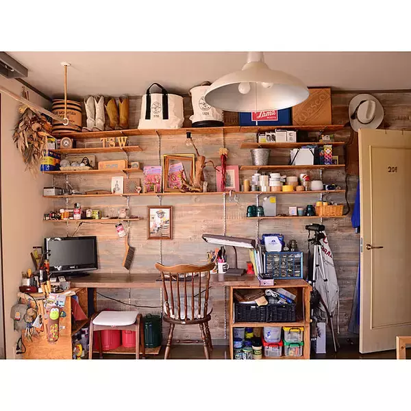 「棚板の位置を自由に変えられるのも魅力！ガチャ柱を使ったDIYアイデア」の画像