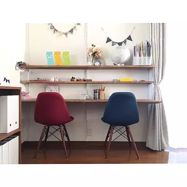 「棚板の位置を自由に変えられるのも魅力！ガチャ柱を使ったDIYアイデア」の画像