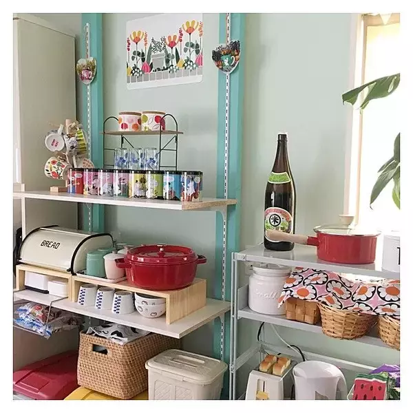 「棚板の位置を自由に変えられるのも魅力！ガチャ柱を使ったDIYアイデア」の画像