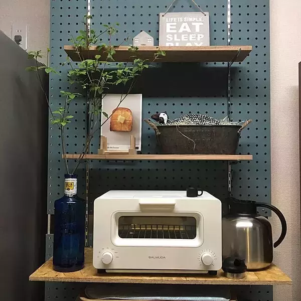 「棚板の位置を自由に変えられるのも魅力！ガチャ柱を使ったDIYアイデア」の画像