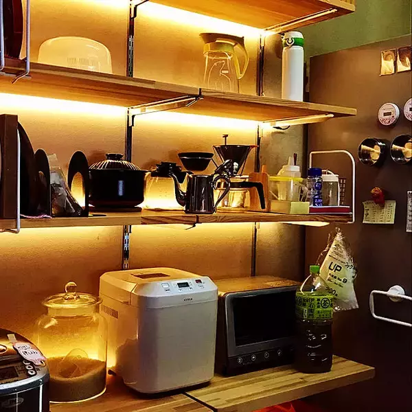 「棚板の位置を自由に変えられるのも魅力！ガチャ柱を使ったDIYアイデア」の画像