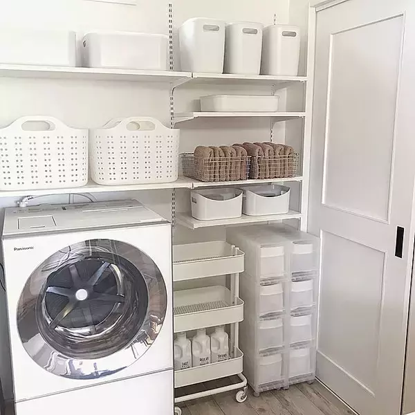 「棚板の位置を自由に変えられるのも魅力！ガチャ柱を使ったDIYアイデア」の画像