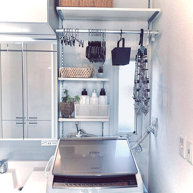 棚板の位置を自由に変えられるのも魅力！ガチャ柱を使ったDIYアイデア