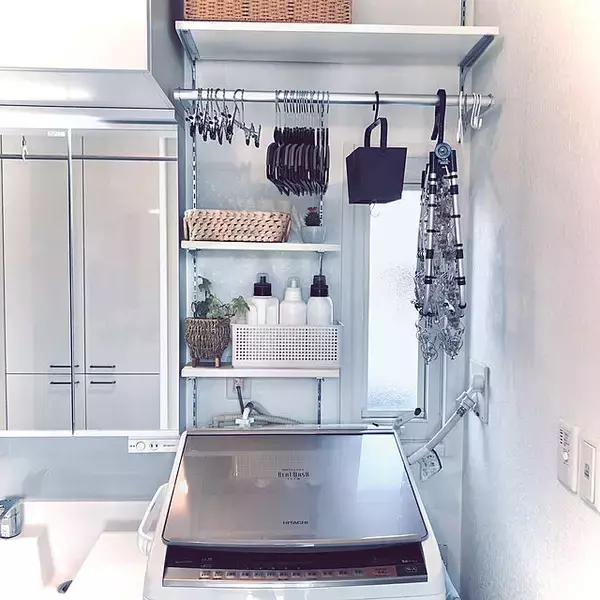 「棚板の位置を自由に変えられるのも魅力！ガチャ柱を使ったDIYアイデア」の画像