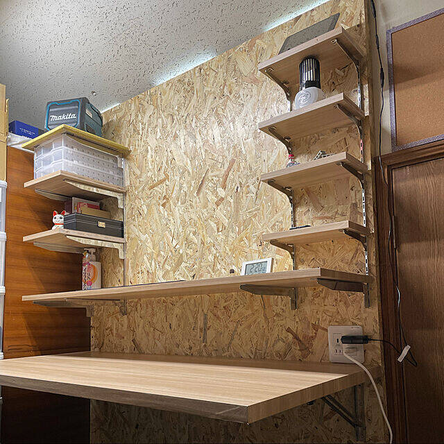 棚板の位置を自由に変えられるのも魅力！ガチャ柱を使ったDIYアイデア