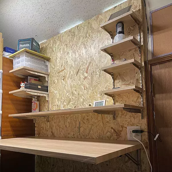 「棚板の位置を自由に変えられるのも魅力！ガチャ柱を使ったDIYアイデア」の画像