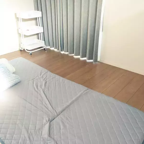 「ベッドより快適かも？お部屋が広々使える「ふとん生活」の始め方」の画像