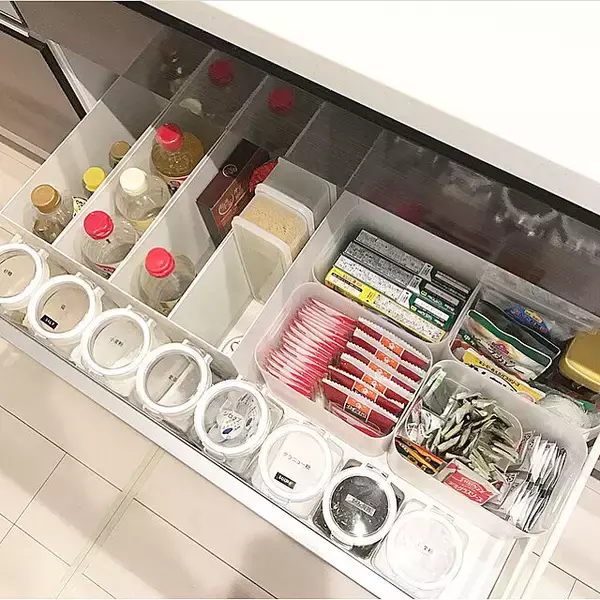 「整理上手へ一歩前進！アイデアいっぱいのシンク下収納10選」の画像