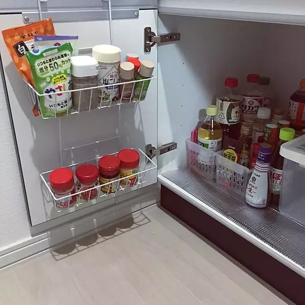 「整理上手へ一歩前進！アイデアいっぱいのシンク下収納10選」の画像