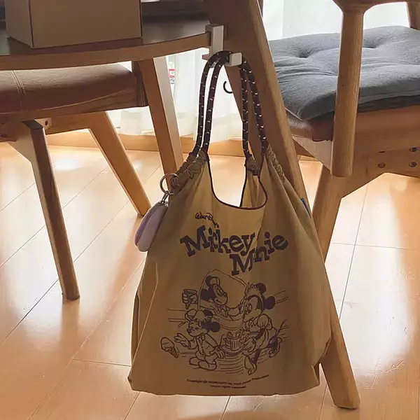 「玄関やリビングがすっきり整う♪日常づかいのかばんの置き場所アイデア」の画像