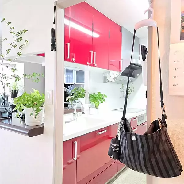 「玄関やリビングがすっきり整う♪日常づかいのかばんの置き場所アイデア」の画像