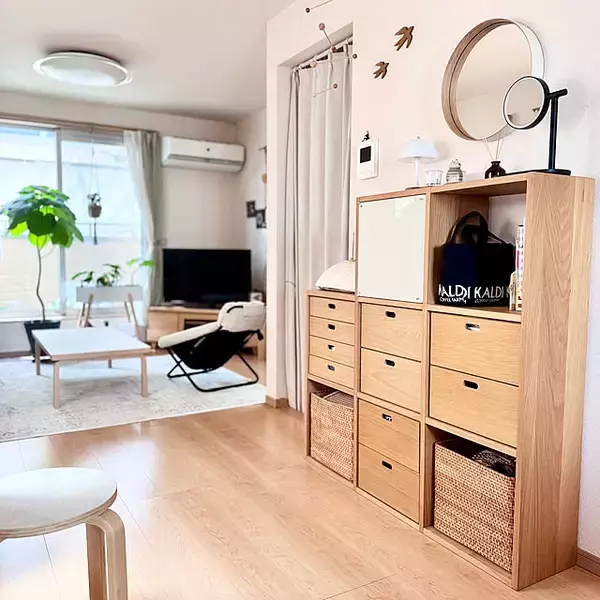 「玄関やリビングがすっきり整う♪日常づかいのかばんの置き場所アイデア」の画像