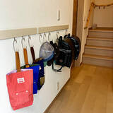 「玄関やリビングがすっきり整う♪日常づかいのかばんの置き場所アイデア」の画像6