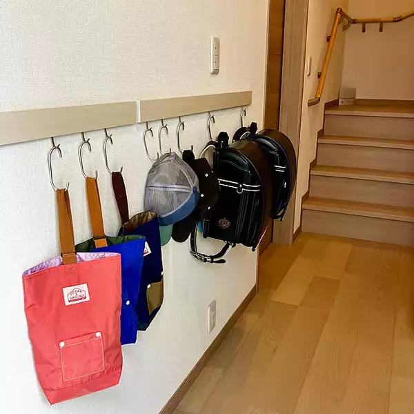 「玄関やリビングがすっきり整う♪日常づかいのかばんの置き場所アイデア」の画像