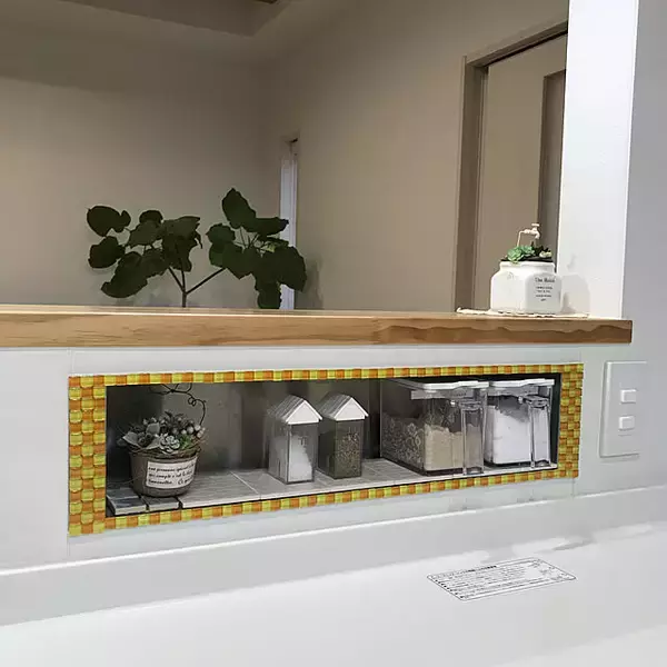 「プチDIYで暮らしにアクセントを！ダイソーのガラスタイルを使ったDIYアイデア実例集」の画像