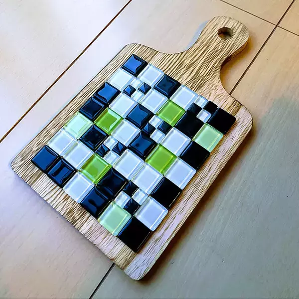 「プチDIYで暮らしにアクセントを！ダイソーのガラスタイルを使ったDIYアイデア実例集」の画像