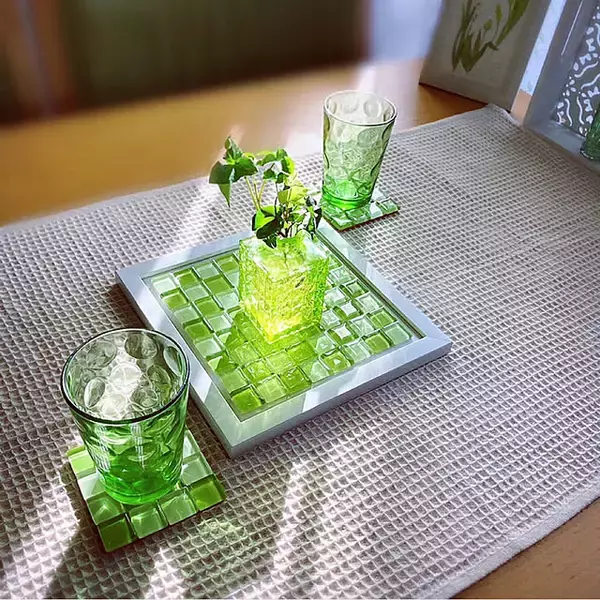 「プチDIYで暮らしにアクセントを！ダイソーのガラスタイルを使ったDIYアイデア実例集」の画像