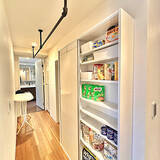 「限られたスペースでも収納力を上げる！あると便利な廊下収納のアイデア6選」の画像1