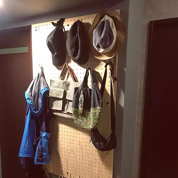 「限られたスペースでも収納力を上げる！あると便利な廊下収納のアイデア6選」の画像