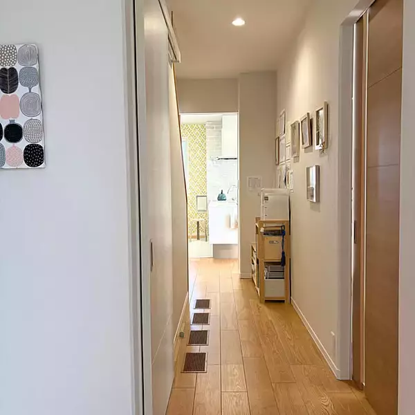 「限られたスペースでも収納力を上げる！あると便利な廊下収納のアイデア6選」の画像