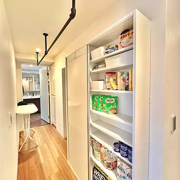「限られたスペースでも収納力を上げる！あると便利な廊下収納のアイデア6選」の画像