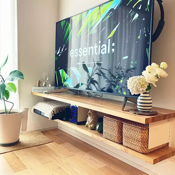 「テレビ周りのものがすっきり片付く！テレビ台を活用した収納アイデア6選」の画像