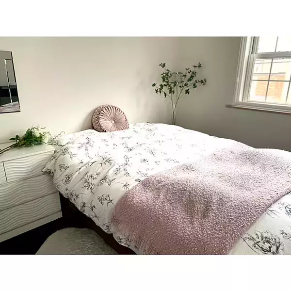 「柔らかく落ち着きのある心地いい空間づくりに。くすみカラーを取り入れたインテリア実例」の画像