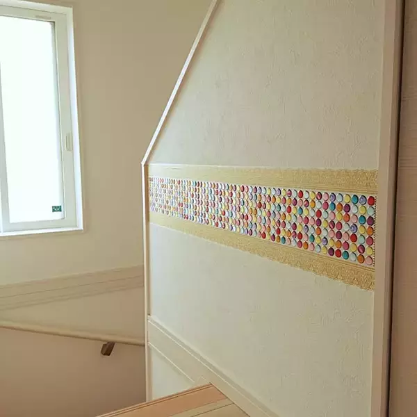 「壁にあいた穴をカバーしたい！手軽にできる壁穴隠しのアイデア実例集」の画像