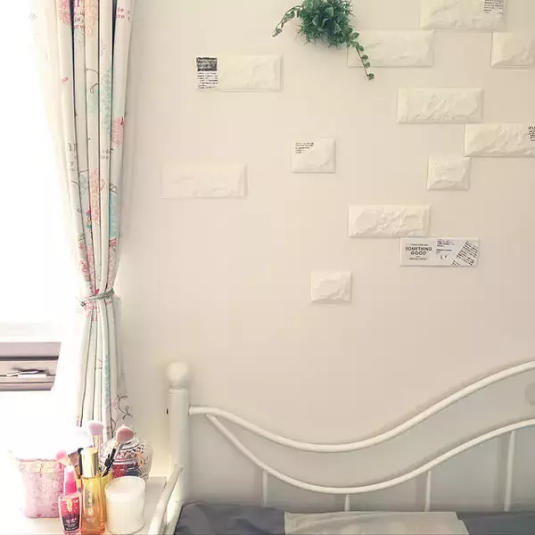 「壁にあいた穴をカバーしたい！手軽にできる壁穴隠しのアイデア実例集」の画像